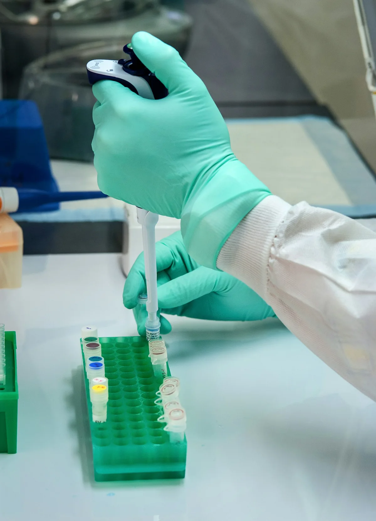 Duart e një punonjësi laboratori duke përdorur pipetën