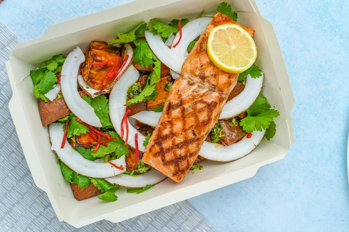 Pjatë me salmon dhe perime të freskëta